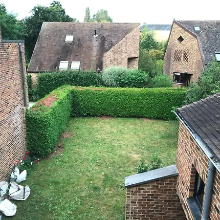 Chambre A La Neuve -lit Double G منزل للإقامة *